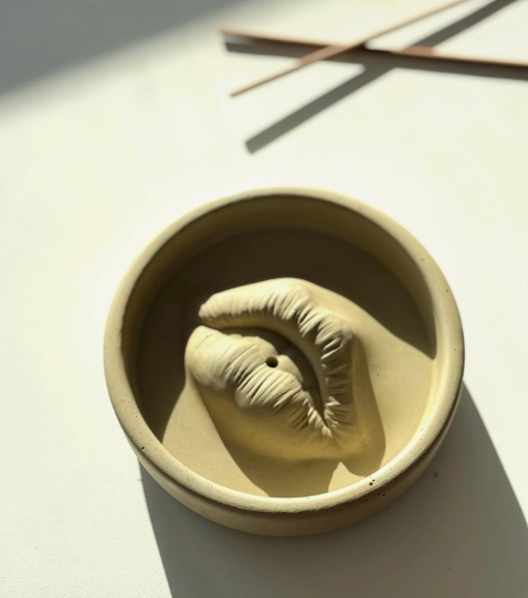 Lovely Lips Cement Incent Holder