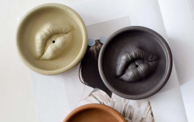 Lovely Lips Cement Incent Holder