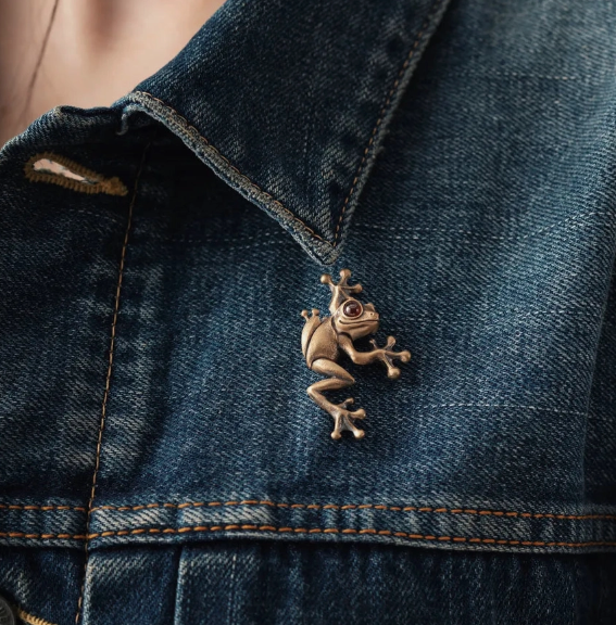 Mini Tree Frog Brooch