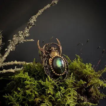 Crescent-Crowned Scarab Fingerpiece